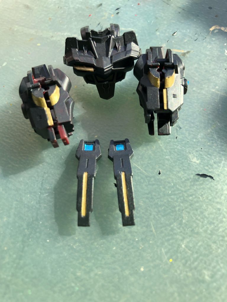 センサーのようなものや、金は全てガンダムマーカーです。