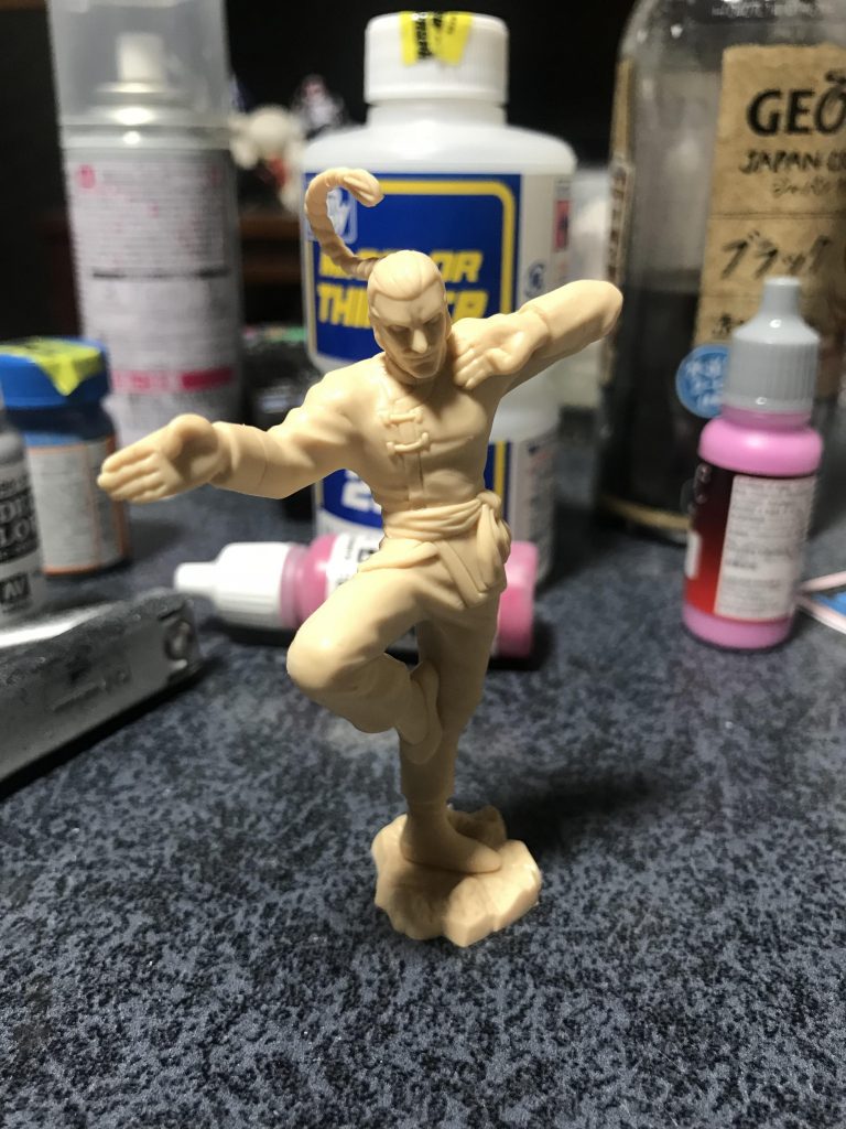 よいかドモン。フィギュアを筆塗りする際にはつや消しスプレーをあらかじめ吹くのだ。25センチから30センチ程の距離を取り、2度吹きつけぃ!!それこそ格闘家のあるべき姿よ!!!