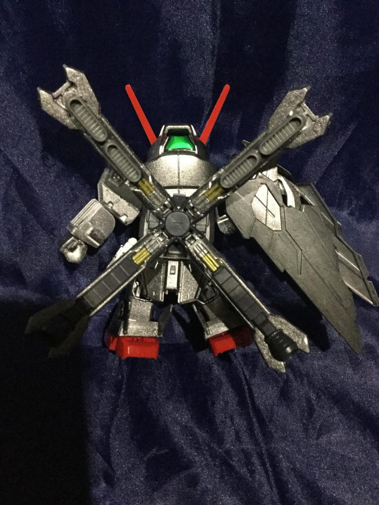 背部の可動式スラスターを改造し、ミノフスキー・ドライブ射出装置を組み込んだ。射出装置が未完成の為、スラスターの隙間からファントム・ライト(メガ粒子の炎)が漏れ出してしまっている。