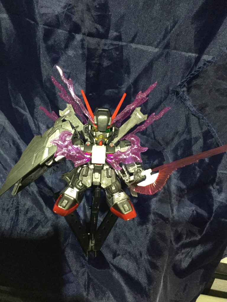 武器はビームサーベルとビームガンのみである。ビームガンは右腕の特殊装甲の裏側に隠しているがレオナが射撃が苦手な為ほぼ使わない。