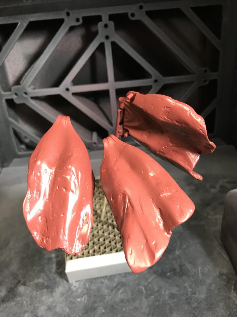 ビーフジャーキー…ではありません。マントを作っています。