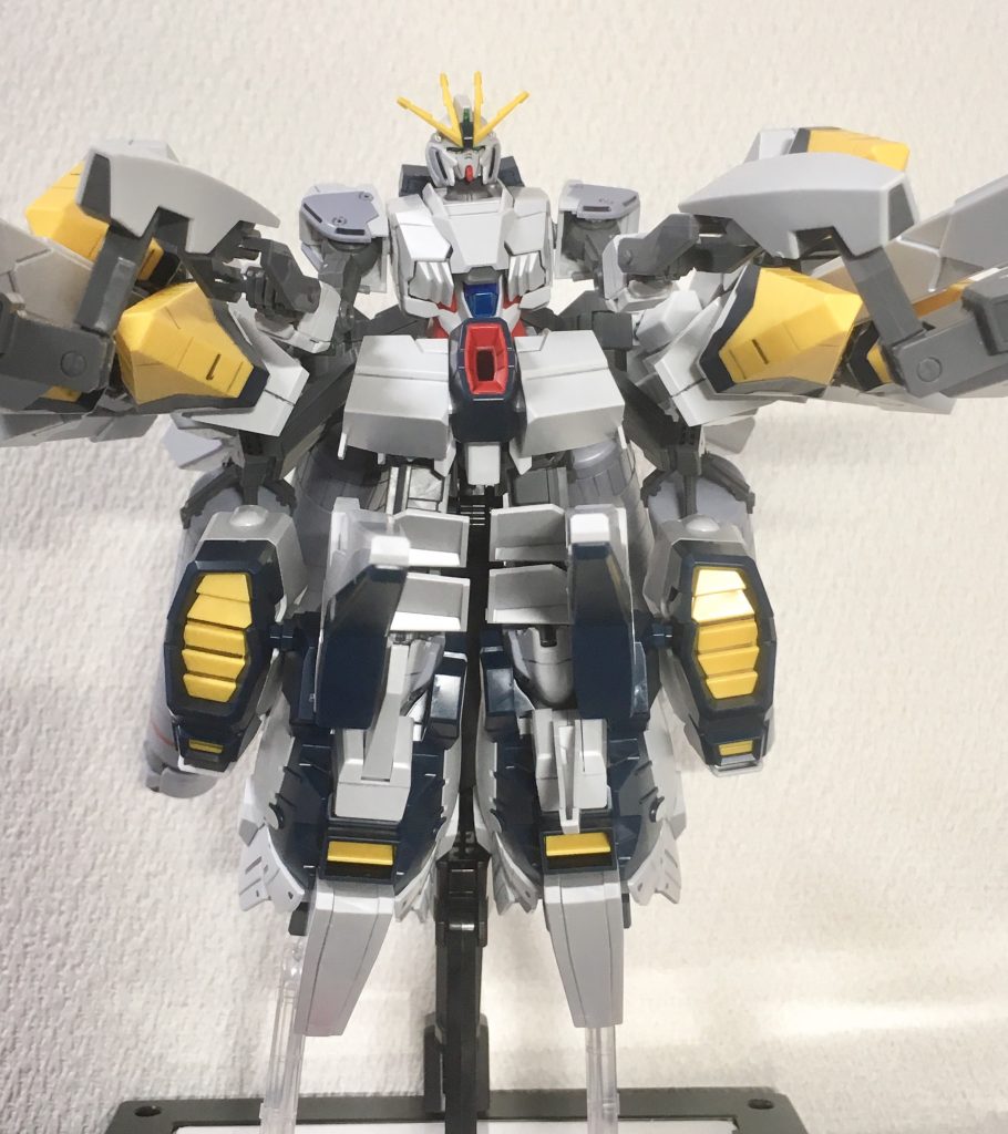 素体ナラティブのフロントアーマーのパーツを外してその部分にハイメガキャノンを取り付けるんですが、
取説にも慎重に外してくださいと明記してあって気を付けてやったにも関わらず物の見事に折れました…（泣）
皆さんも取り外す時は『細心』の注意を払う事をお忘れなく。