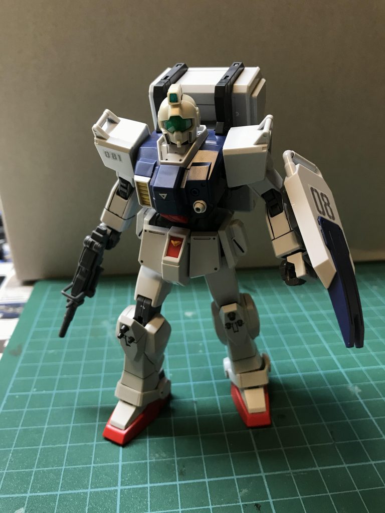 造形もよく、好みのタイプのMSですが、若干足の接地に不安定さを感じます。