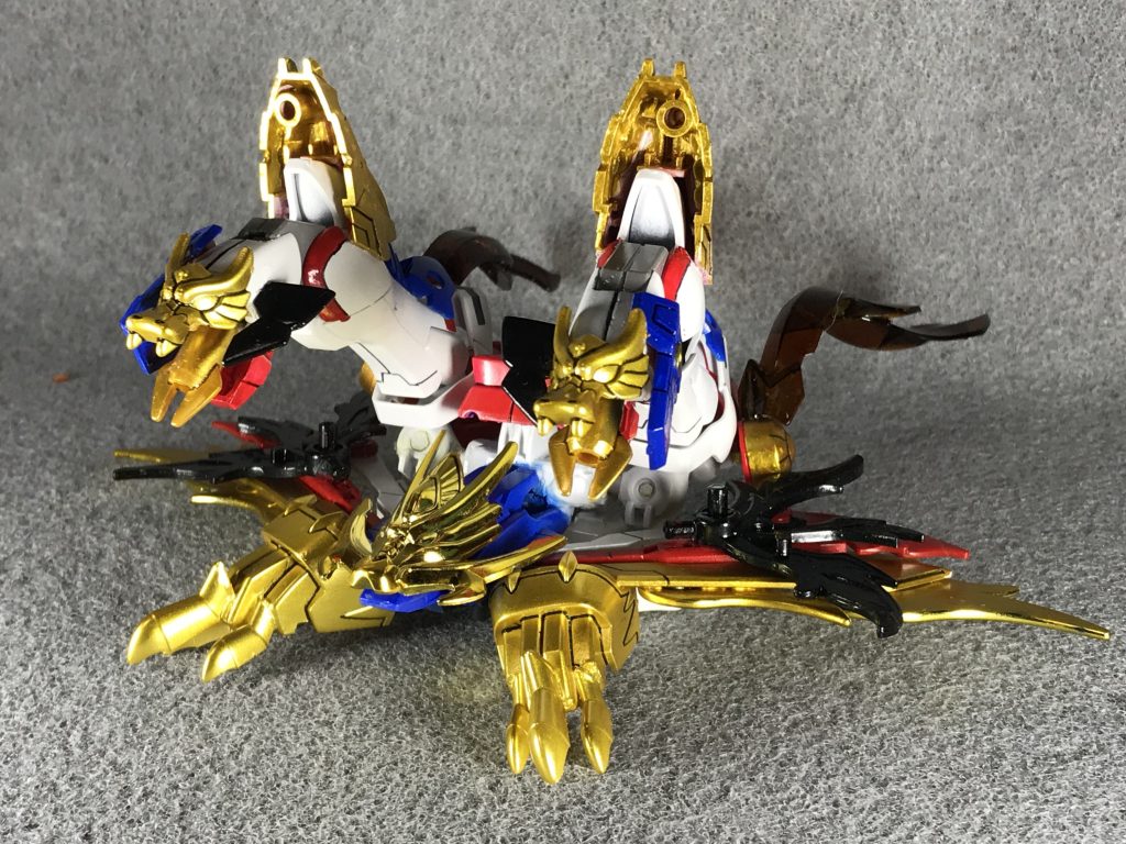 双頭龍騎嵐駄(ツインドラグランダー)
天来変幻の掛け声とともに現れる双頭の龍。
ドラゴンモチーフで作りたかったのでコアランダーベースで製作しました。