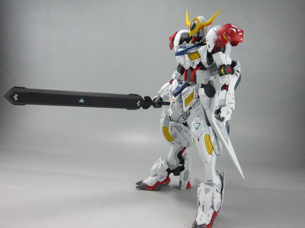 全体的に改修しています。
基本の継ぎ目消しや、表面処理後に、筋彫りやコトブキヤモールドをプラス。