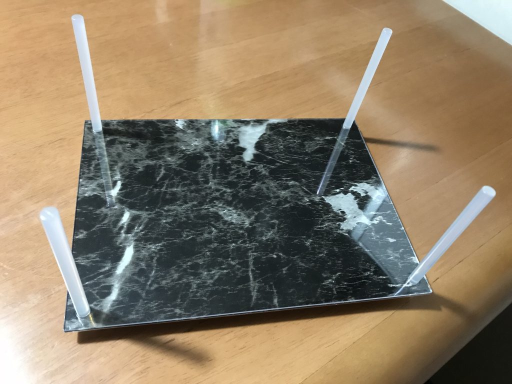 専用の台座は、フォトフレームにリメイクシートを貼り付けてるだけ。