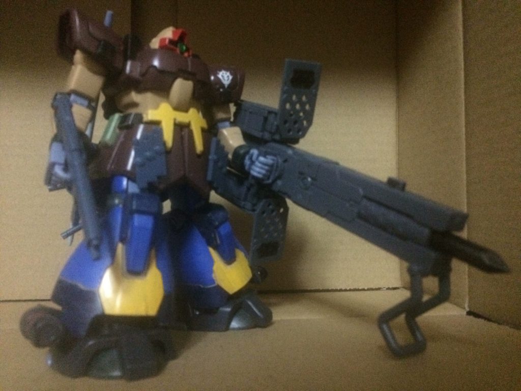 左前から。ジオンのエンブレムが見えるように