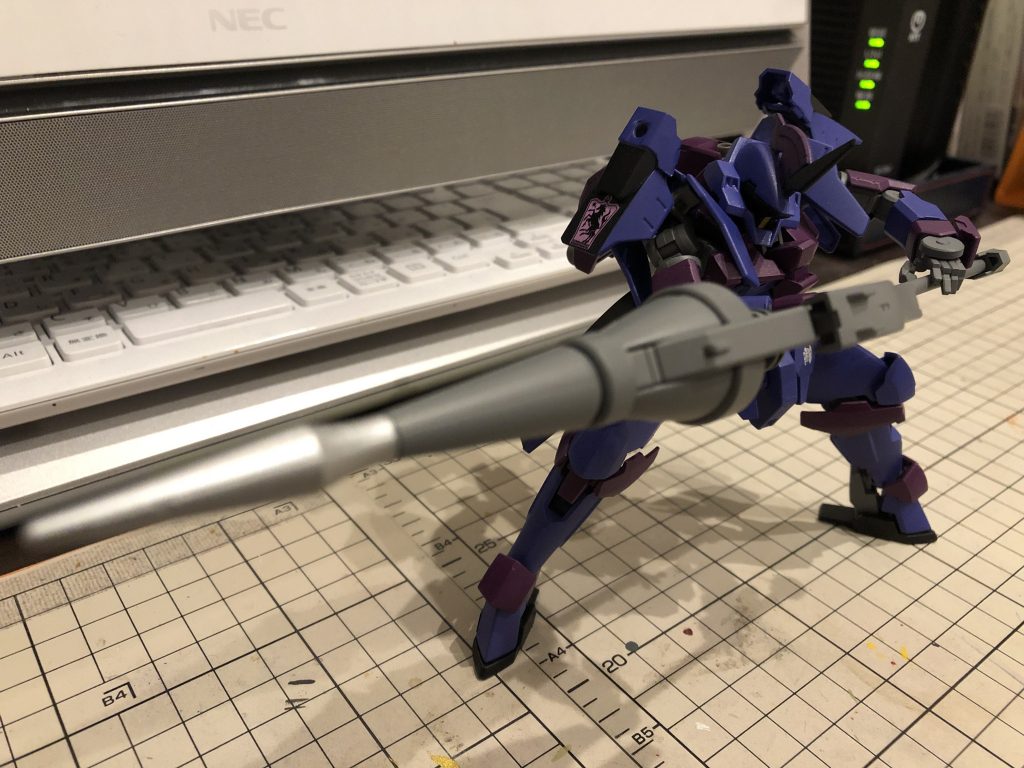 大型ランス

ランスライフルのランスを手持ち兵器として改良したもの
ランスという名の通り突くというのに特化しているが、質量もある為打撃兵器としても使用可能