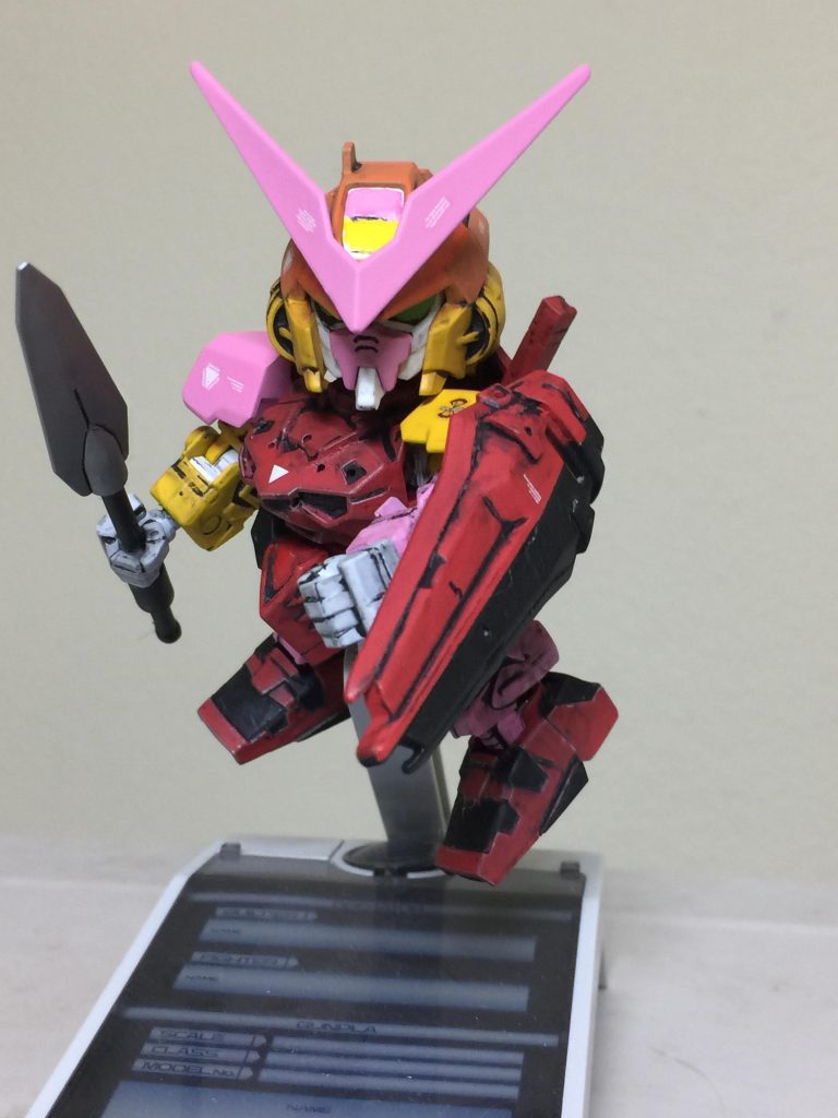 アップル・ガンダムが 敵ガンプラに
シールドで防ぎながら スピアーで
攻撃する アピールショット!