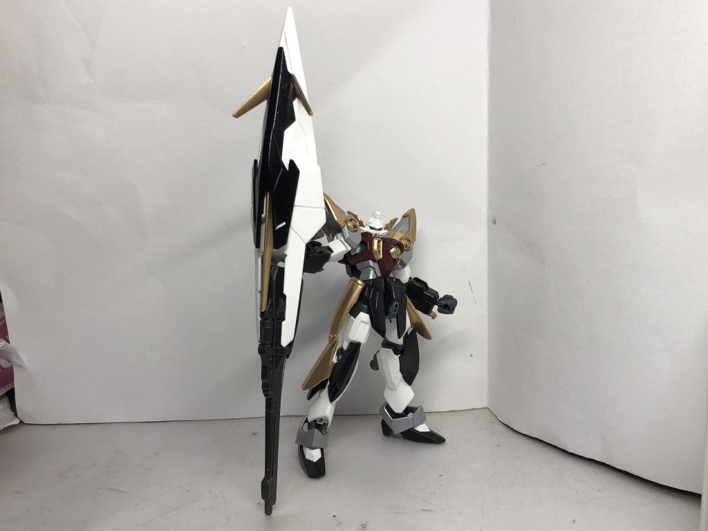 実力を認めた相手と戦う時のみ、本来の主要武器である長槍を使用します。