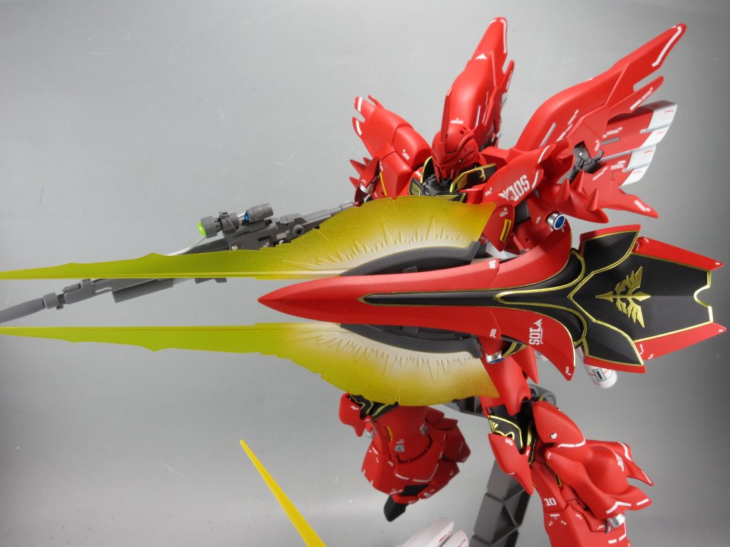 エングレービングは全てマスキングしての塗装。
武器はグラデーションをした上で、艶を消しています。