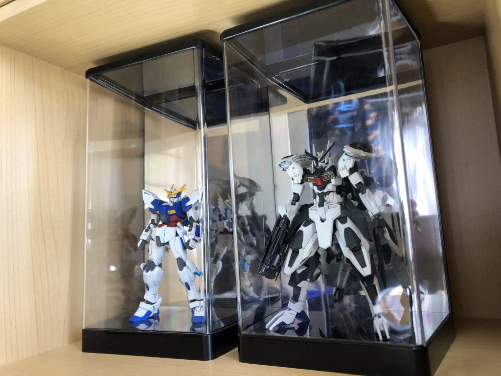 普段は前作のレミニスとともにケースに入れて飾っています。