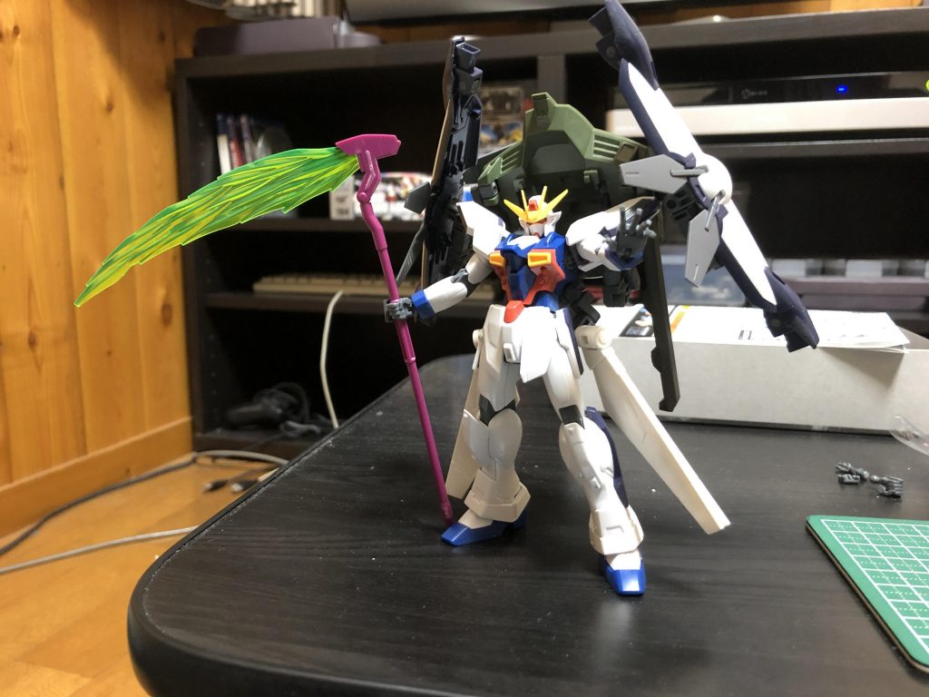 リフレクターを付けた状態。リフレクターはジェガンブラストマスターから、手持ち武器はフォビドゥンガンダム付属のニーズヘグでは迫力不足だった為、ビームの色が同じという理由で、ガンダムラヴファントムのビームカマを採用。