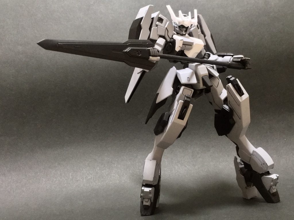 *ソードランス*
本機の主兵装。
艦船に使用される、エイハブ粒子を用いた高出力の慣性制御システムを内蔵。
慣性制御により刀身を振り下ろす際のインパクトを増加させ、攻撃力を高めている。