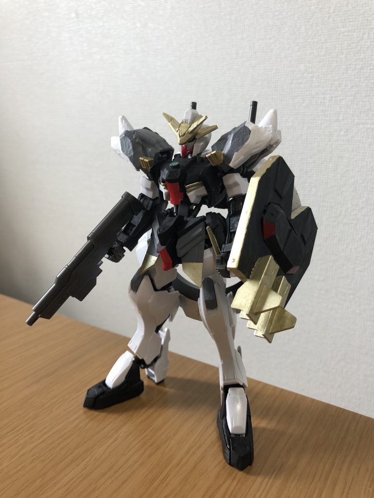 全武装状態から。
マシンガンはユーゴー付属のものをそのまま、シールドはユーゴーの腰パーツやらなんやらで作りました。