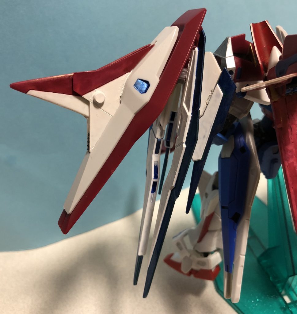 バインダーのウイングはプラ板で複製しつつ、ギミックを仕込み、展開式にしました。変形時に少しでも翼面積を稼ぐという事で…