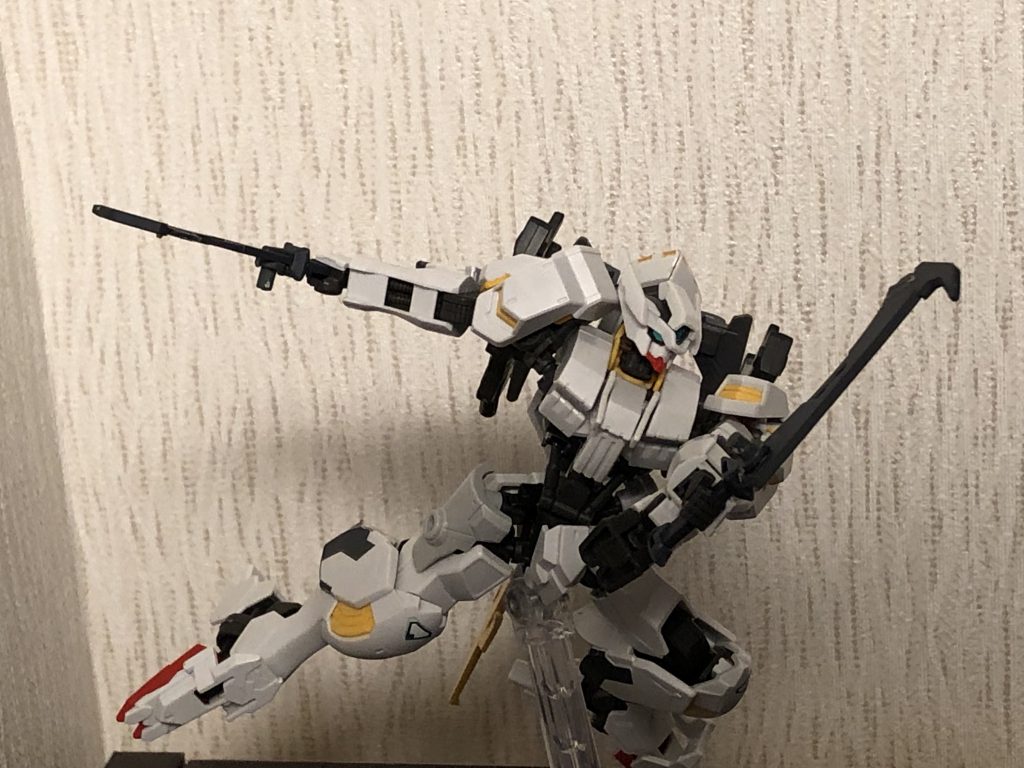 格闘武装のアサルトナイフ。取り回しを考えてフラウロスが使っていた奴の発展系という設定