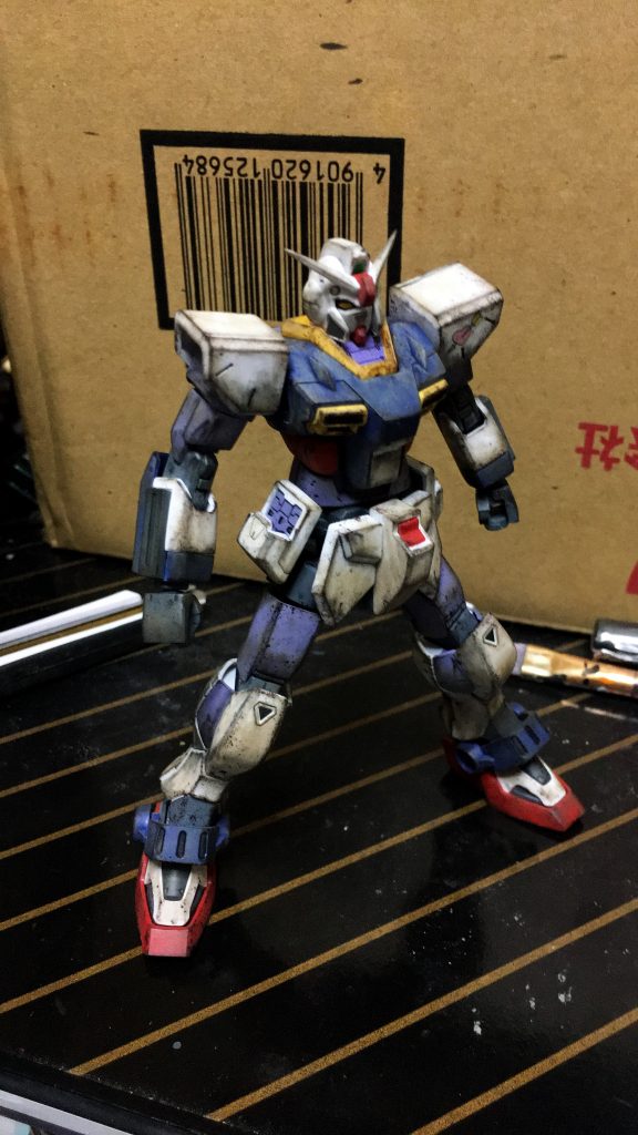 その後黒パステルをエッジ部分と影になる部分を綿棒を使って擦り付けます
黒パステルは新しい内は表面をかるくヤスると綿棒につきやすいです
エッジ部分は綿棒の脇をつかい影の部分は綿棒の先端で擦り付けます