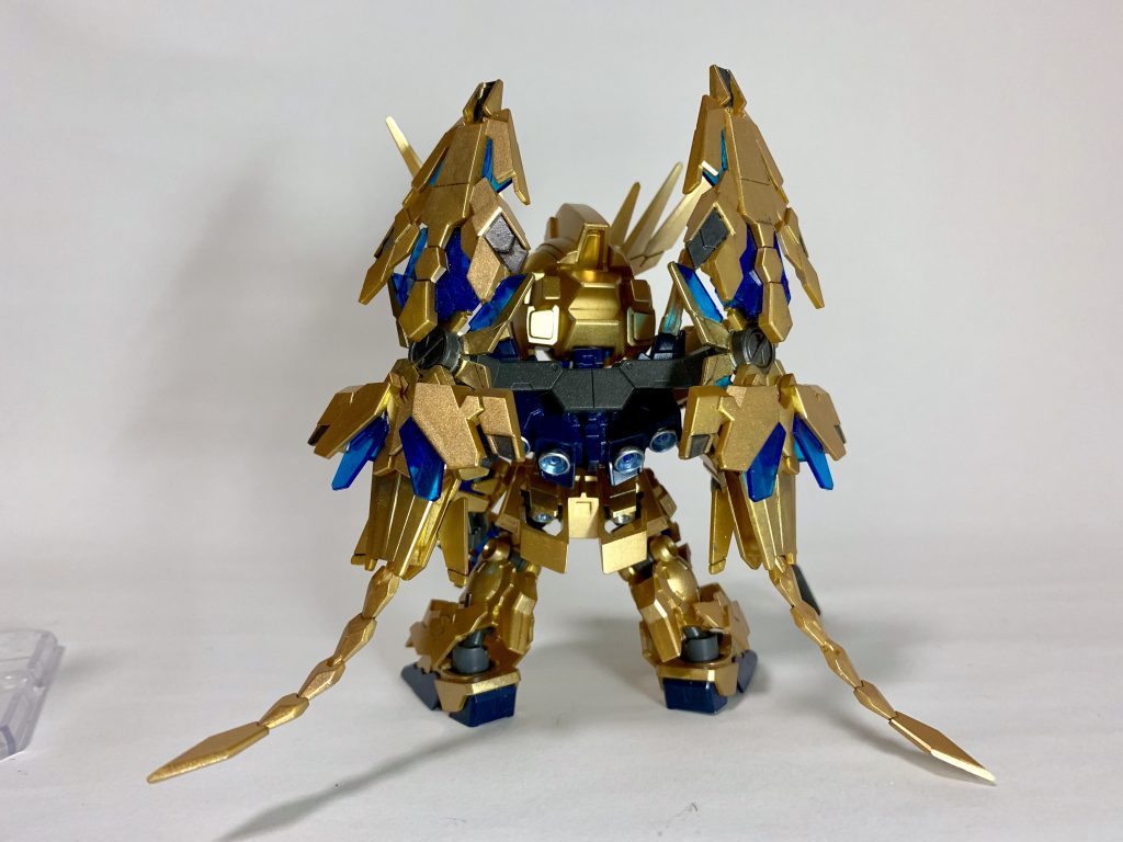 塗装は以下の通り。スミ入れとビームサーベル以外は全てアクリジョンを使用してます。
・装甲: ゴールド(ゴールド成型色以外は下地にシルバーを塗装)
・サイコフレーム: メタリックブルー(クリアー感を残すため表は薄く、裏は透け防止のため濃く)
・バックパック、足(紺色部分): 青+シルバー少量+黒少量
・ビームマグナムなどグレー部分: ニュートラルグレー+シルバー+黒少量
・バックパックのスラスター: シルバー、内部はシルバーの上にメタリックブルー、クリアブルー
・エフェクトパーツ: クリアブルー+メタリックブルーを薄く
・ビームサーベルのビーム刃: ガンダムマーカー蛍光ピンク
・スミ入れ: ウェザリングカラーマルチブラック
スラスターやクリアパーツなっていないサイコフレームなど細かい箇所を除きエアブラシで塗装しました。
ちょっと梨地になっている箇所や液だれして色むらが出ている箇所あり。まだまだ要練習です。
サイコフレームやエフェクトパーツは蛍光にしたかったけど、アクリジョンにはガイアノーツの蛍光クリア系のような色はないので…。普通の不透明な蛍光色もブルー系はないし…。色数の少なさはアクリジョンの不利な点ですね。
## 以下ポーズ