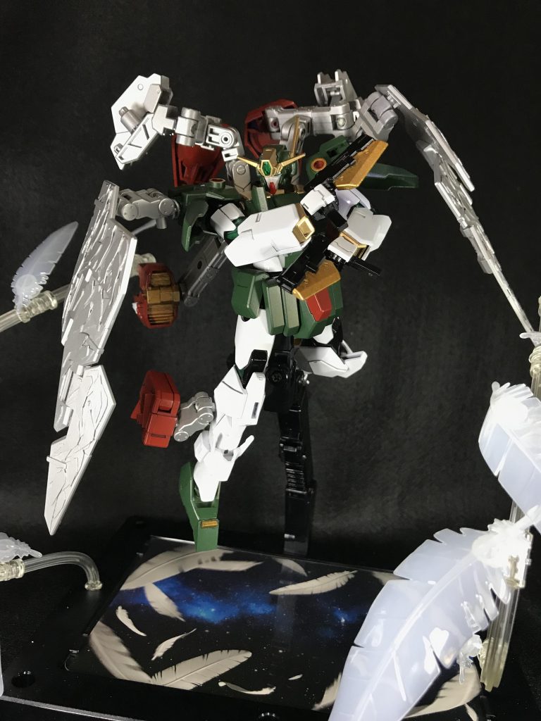 射撃時の機体の安定性を高める為に、脚部や腰部にフレキシブルに動くブースターが追加され、同時に機体の機動性も向上している。