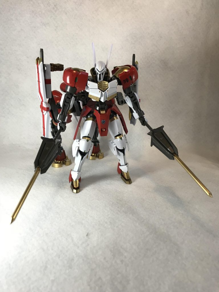 主武装、ツインメイスランスは刺突や打撃よる攻撃の他、先端のダインスレイヴを発射する事も可能である。
元々は双剣の扱いに長けるマクギリスだが、敢えてガエリオの得意なランスを使う事でガエリオを完封したいという思いも込められている。