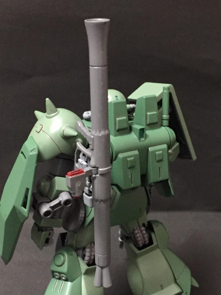 基本装備はビームサーベル，ザクマシンガン改，ザクバズーカ改にシュツルムファウスト．バズーカはザクマシンガン同様の改修が施され，装備はパイロットによって仕様が異なる．ある種旧公国軍のパイロット特権が復活したと言えよう．