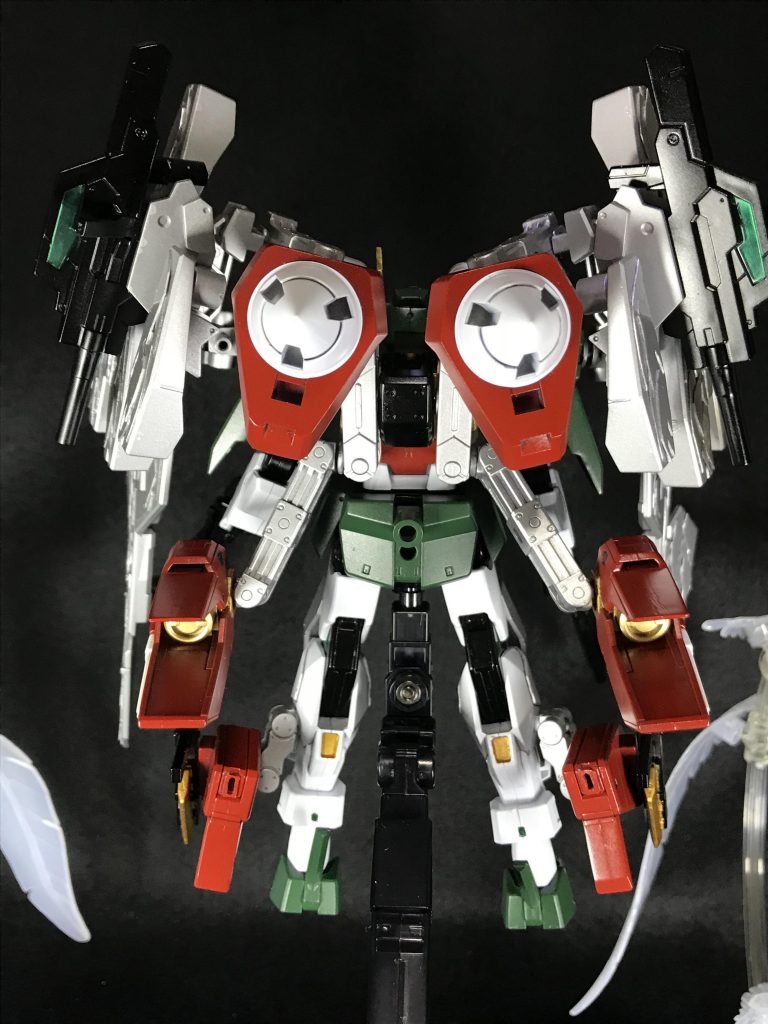 ベース機体の遠距離狙撃戦の戦闘力を高める他、単機であらゆる戦況に対応する事も出来るようにカスタムされている。
様々な状況に対応可能な武装が多く装備された為、火器管制システムは複雑化しており2体のハロによるサポートのお陰で状況に合わせた適切な武装を使う事ができる。