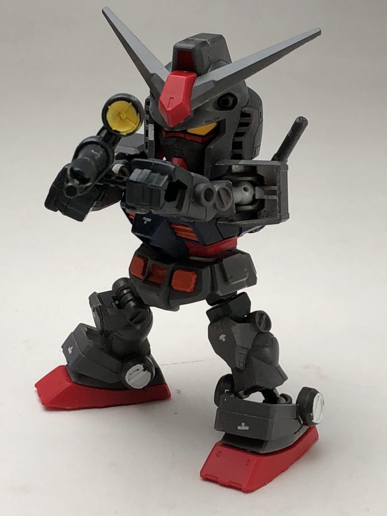 ガンダムお馴染みのこのポーズもより戦闘兵器っぽさを出してみました。