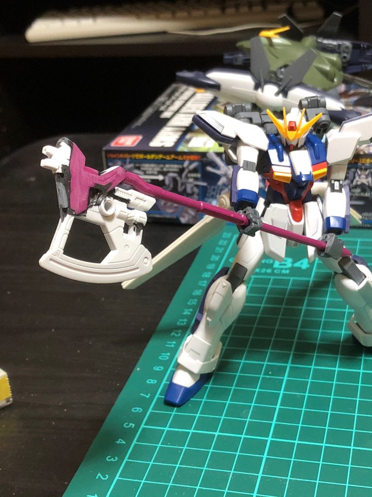 ビームカマそのままだとちと寂しかったのとやはり実体兵器が欲しかった為、ビームカマをガンプラバトルアームアームズ付属の斧とガンダムXディバイダーの大型ビームソードを取り付け斧槍(ハルバート)に。名前はニーズヘグ(鎌)が内蔵されてるという事で「フヴェルゲルミル」に。