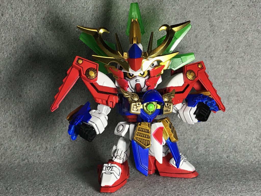 頭部と手甲、胸のマルチプライヤーを展開することで最力形態(ハイパーモード)に変形!