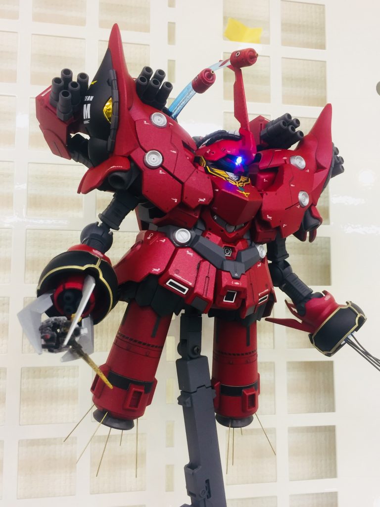 強さを感じさせるために、シバいてきたユニコーンの頭を持たせています(笑) ファンネルの軌跡(のつもりの)曲げた透明ランナーをさらにクリアースプレーでうっすら塗装しています。