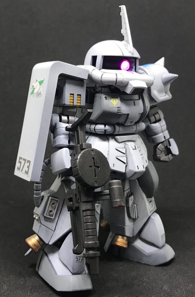 フロントスカートのディテールはプラ板で作成。
足首の甲はHGUCの物を使用。