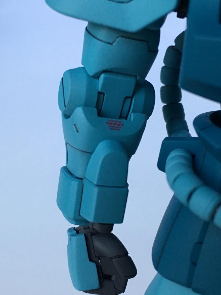 前腕の関節付近にプラ板を貼り付けて設定っぽく整形。
ハンドパーツの親指が角ばっていて気になったので丸みをだすように削りこみました。