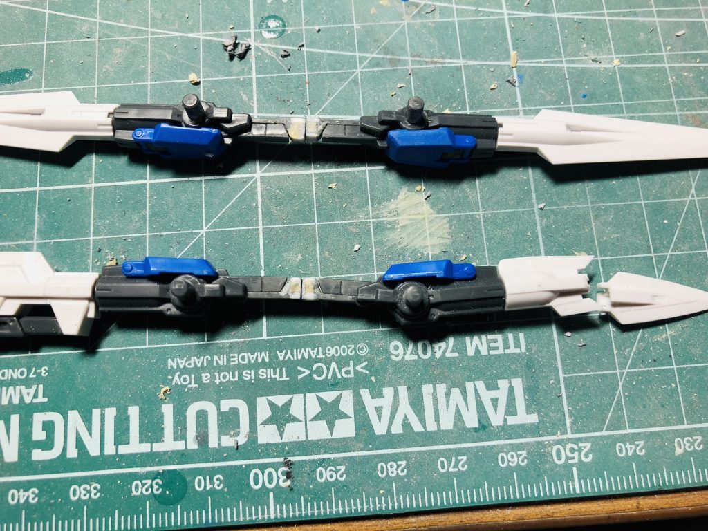 GNライフル連結部。連結用のパーツを無くしてしまったのでネオジムで対処。セブンソード用のライフルも連結可能にしています。