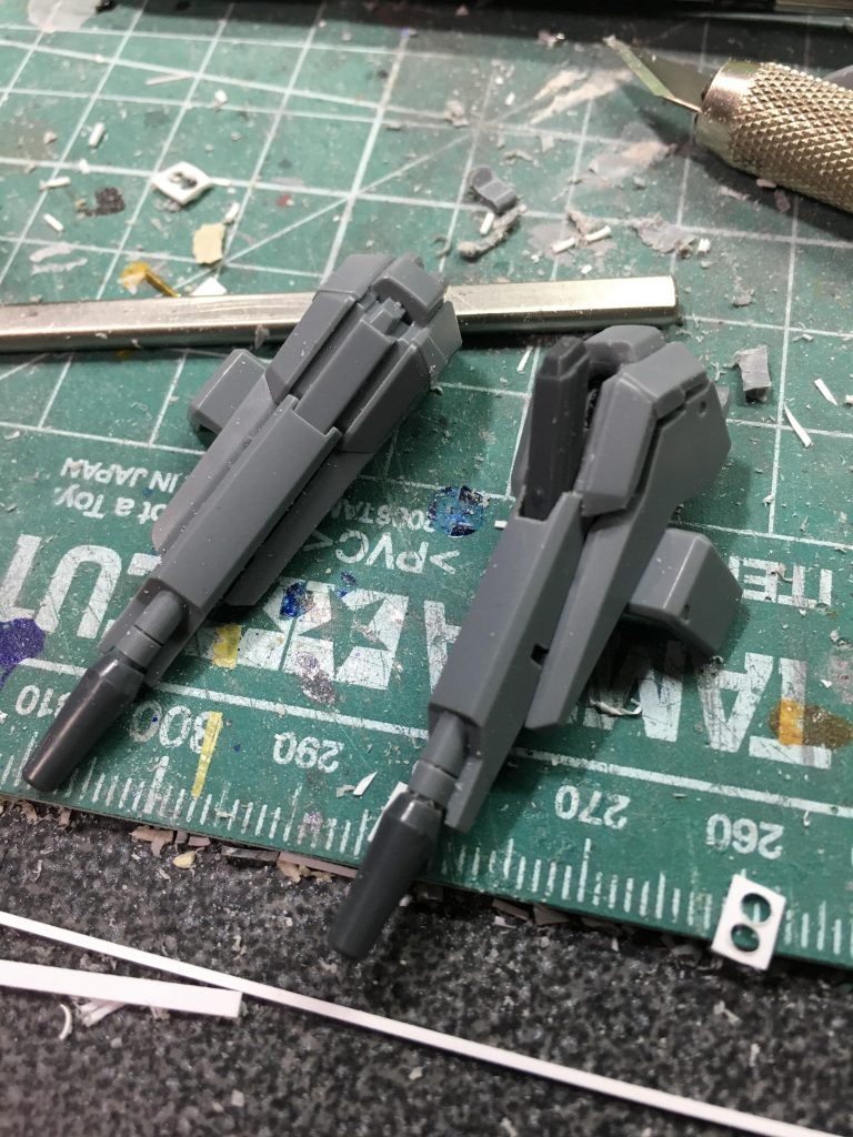 意外とめんどくさかったビームサーベルの収納、、、でも良い感じに出来ました!ちゃんとモールドとビームサーベル同じ大きさになってるんですねー。さすが!