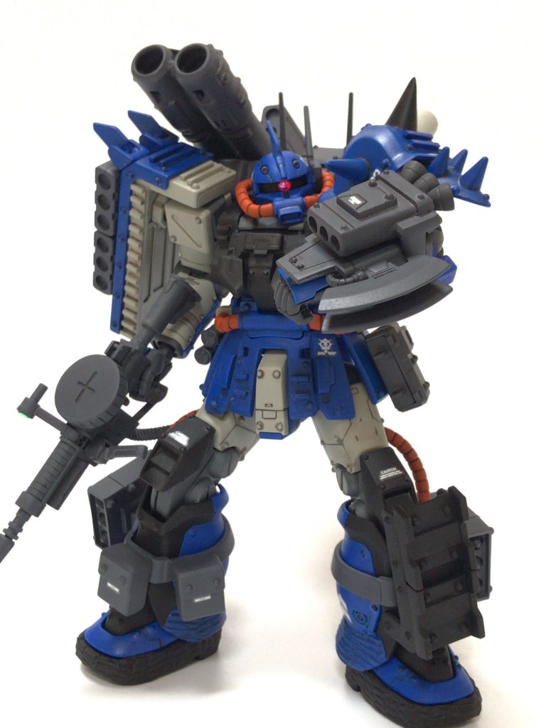 ヒートホークは前述した通りAOZのジムキャノンⅡを真似してみました。どうせ鈍重な砲戦仕様ザク、接近戦に持ち込まれたら逃げられる訳がないので最後の手段用装備ですね。