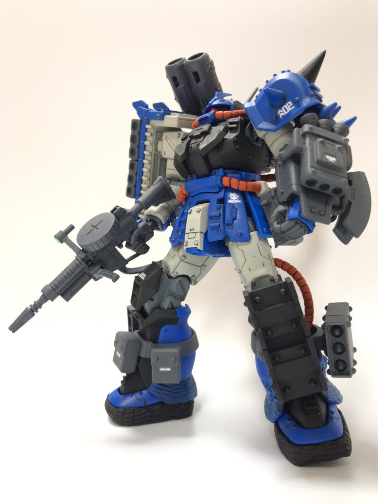 蒼い機体は光が当たると実に写真映えして撮影するのが楽しいですね^_^
今回は全身に四角いプラ棒やリベットパーツでディテールアップしているのでパッと目に映る情報量も増やせたんじゃないかなぁと思います。