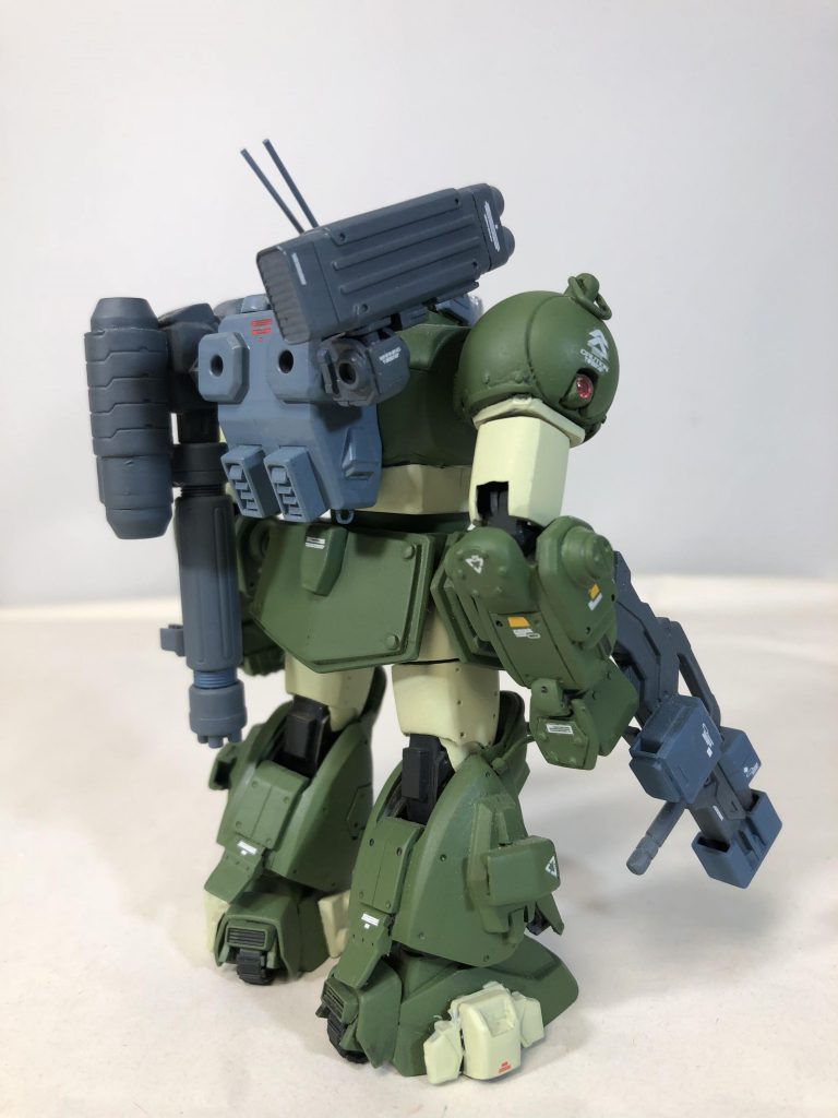 後方から モックのバックパックはマウントが豊富なので各種武装をマウント、