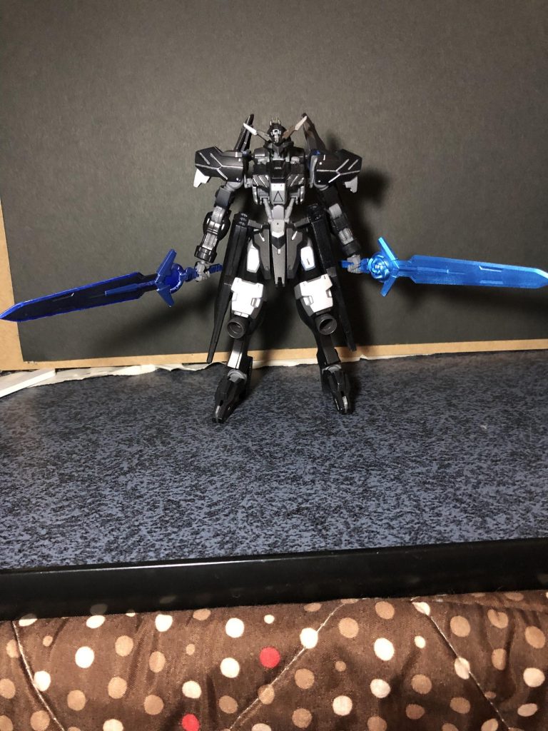 ガンダムヴィダールから特別なミキシングはせず、全塗装しました。武装のみ、ダイバーエースユニットのGNダイバーソードを使っています。