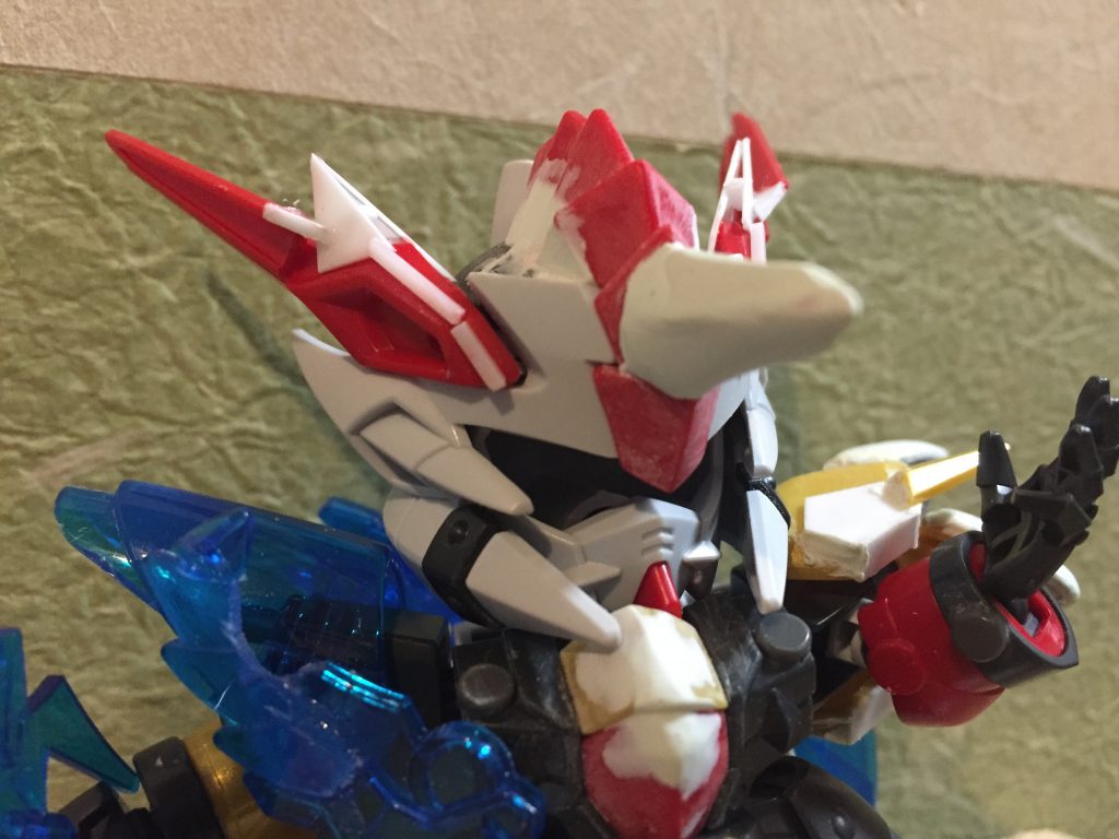 パテ盛りと両サイドのツノの成型状況。