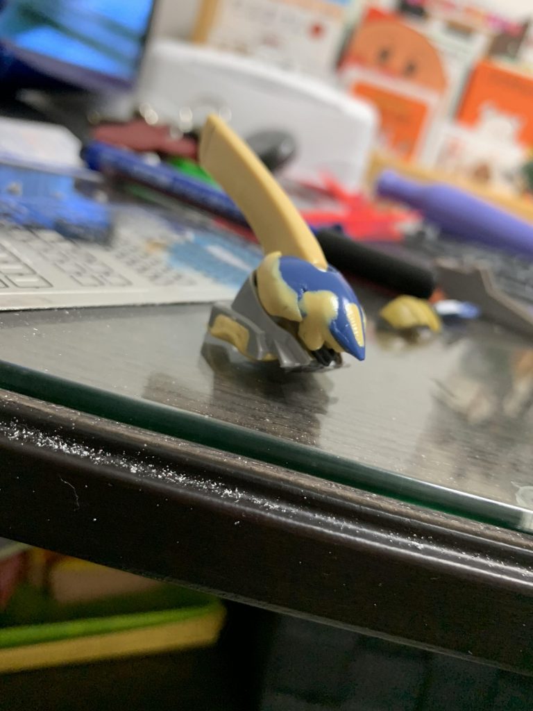 ヘッドパーツはクビ周りとヘッドで挟み込みで解決。こんなの顔隠せねぇよとほぼ諦めていましたけどw