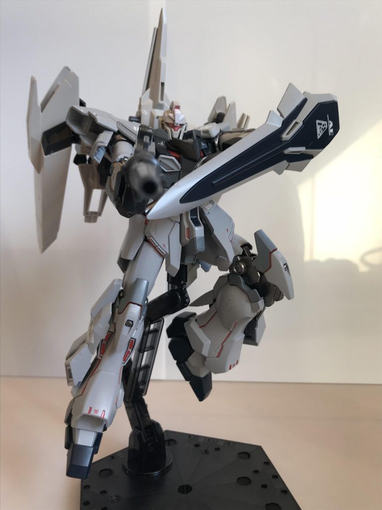 ビームマグナムはプロトタイプのため、銃身がとても太く、反動も大きいため、この機体以外では扱えない。