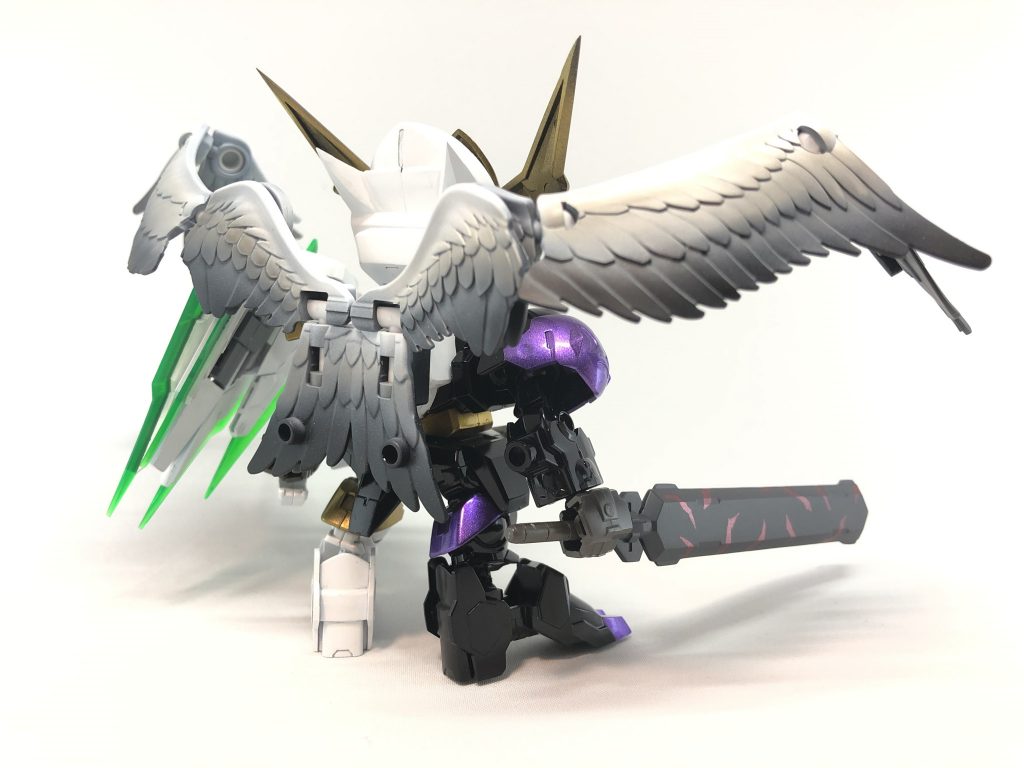 翼は、5色で黒立ち上げのグラデーション塗装をしています。悪魔の翼が天使に生え変わるイメージです。