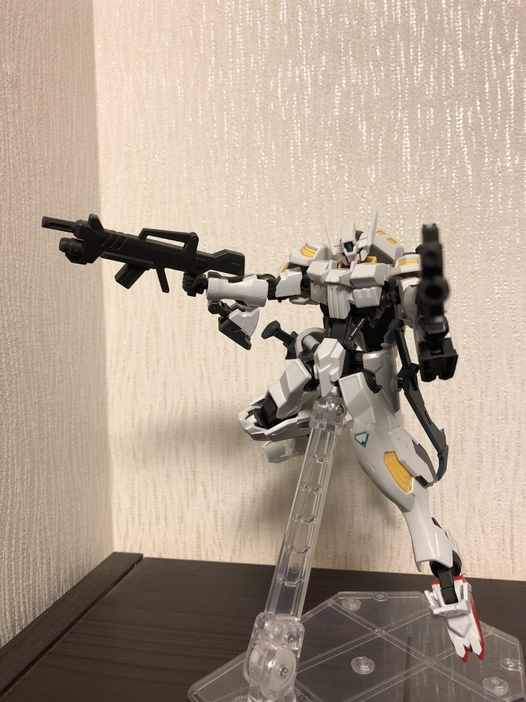 射撃武装のアサルトライフル。威力は並ですが一発限りのグレネード弾があります。