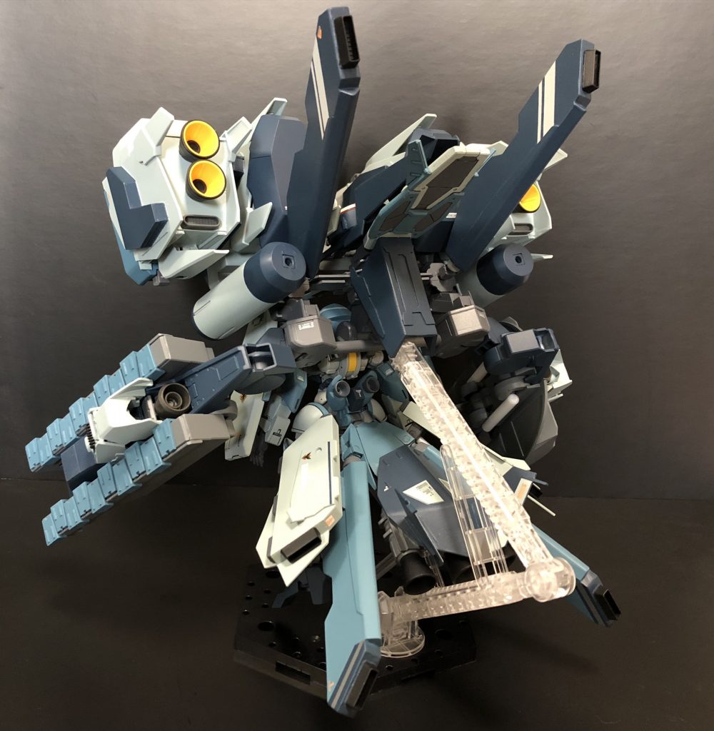 コンテナの用途は様々で、ミッションに合わせて内容物を自由に変更することが可能で、本形態では中の二機がビーム砲、外の二機が、ミサイルポッドとブースターユニットとして機能している。
スノウバニィの由来は「雪うさぎ」の意ではなく、エケベリア科多肉植物「スノーバニー 」から名付けられたとされており、計画段階から、スノウバニィの葉一枚一枚のの様に、個別のユニットを組み合わせ、換装によって自在にその姿を変貌させる構想からその名を冠した。