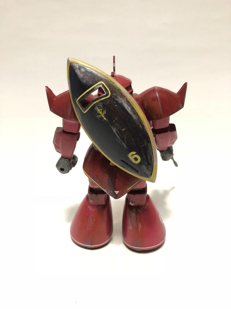 うしろ
原住民っぽいシールド背負ってます。
まさにゲルググ