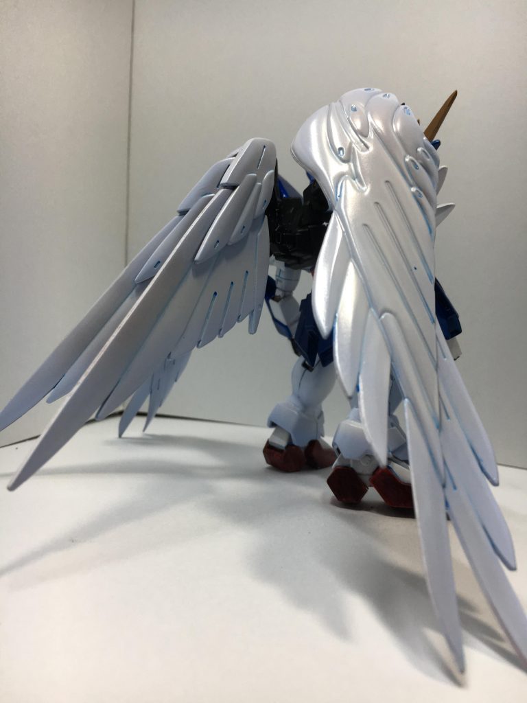 白部分の先端に空色を少量混ぜた物をほんのり吹きました。ブラックライトが無い状態でも青の蛍光色の墨入れがいい感じ馴染んでると思います！