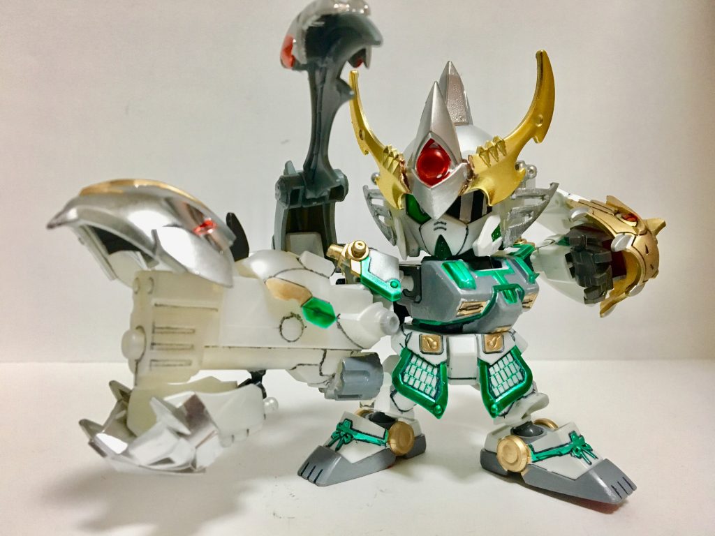 メイン武器兼右腕「スネークランチャー」
貫通性の弾、毒性の弾、麻痺性の弾を撃ち分け、連射性に優れる。また、先端にある蛇の顎で相手を捕捉、噛み砕事も可能。