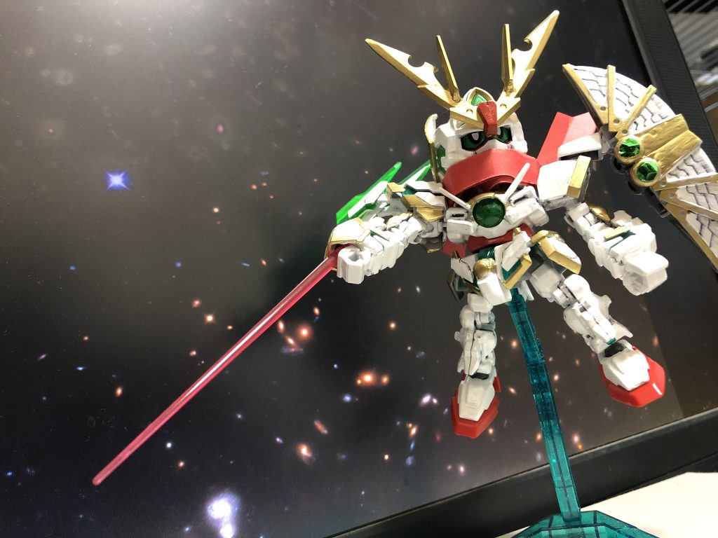 武装:雷刃 別名GN雷遁の術。手甲の下に隠した発振器よりビームサーベルを展開する。またサーベル形成のみならず射撃兵装としての機能を有している。