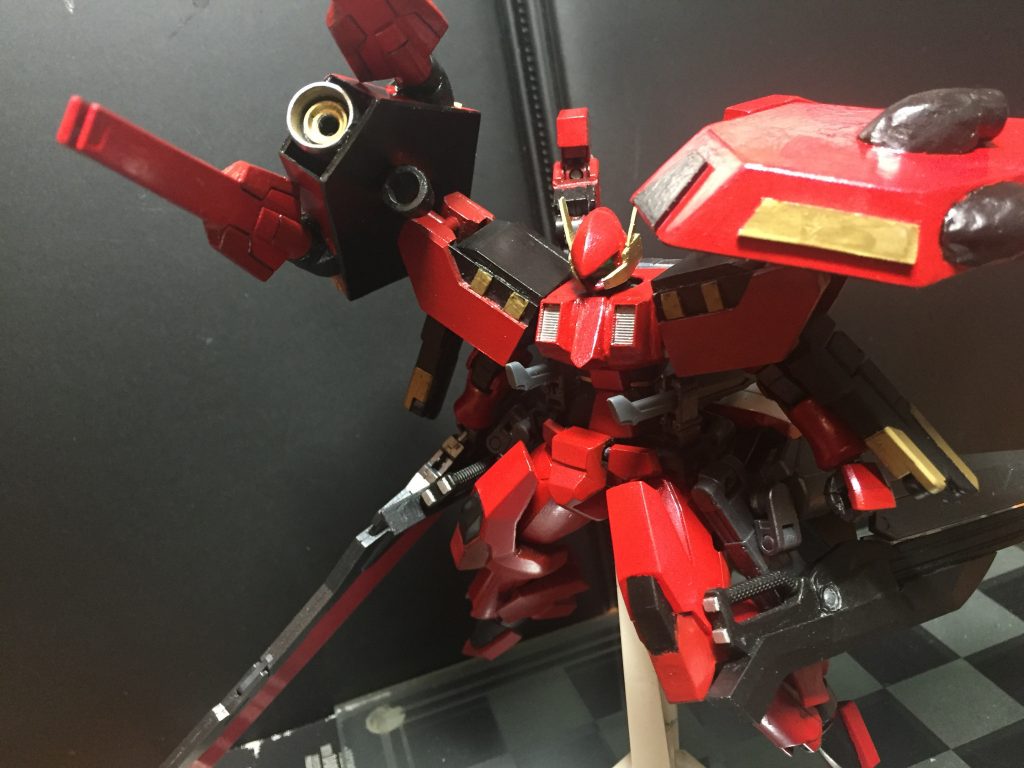 一番目立つ両肩のブースターはシールドとしても運用可能
バーニアは全部で4基で、シールド裏側にはファング接続用の基部がある